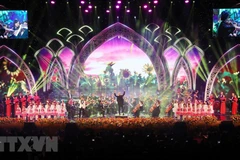 Tiết mục hợp xướng chào mừng chương trình Xuân Quê hương năm 2020. (Ảnh: Lâm Khánh/TTXVN)