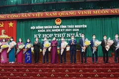 Bí thư Tỉnh ủy cùng Chủ tịch UBND tỉnh Thái Nguyên tặng hoa Thường trực HĐND tỉnh và Trưởng, phó các ban HĐND tỉnh nhiệm kỳ 2021-2026. (Ảnh: Hoàng Nguyên/TTXVN)