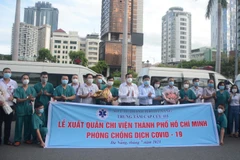 Đoàn y, bác sỹ, lái xe Trung tâm cấp cứu 115 thành phố Đà Nẵng lên đường chi viện Thành phố Hồ Chí Minh phòng, chống dịch COVID-19. (Ảnh: Văn Dũng/TTXVN)