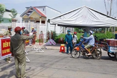 Người trong địa phương ở Tiền Giang đi ra ngoài đường phải có lý do chính đáng và cấp thiết. (Ảnh: Hữu Chí/TTXVN)