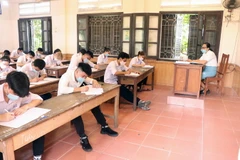 Các thi sinh tham dự kỳ thi tốt nghiệp trung học phổ thông đợt 2. (Ảnh: Hoàng Ngọc/TXVN)
