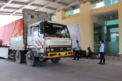 Kiểm soát viên Hải quan Cửa khẩu quốc tế Bình Hiệp kiểm tra container hàng hóa xuất khẩu. (Ảnh: Thanh Bình/TTXVN)