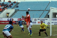 Pha tranh chấp bóng quyết liệt giữa cầu thủ hai đội. (Ảnh: Trần Lê Lâm/TTXVN)