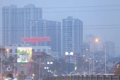 Khu đô thị Times city Minh Khai chìm trong làn sương và bụi mịn. (Ảnh: Hoàng Hiếu/TTXVN)