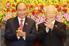 Tổng Bí thư Nguyễn Phú Trọng và Chủ tịch nước Nguyễn Xuân Phúc tại Lễ bàn giao. (Ảnh: Trí Dũng/TTXVN)