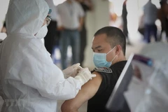 Tiêm vaccine phòng COVID-19 cho công nhân trong khu công nghiệp tại Bắc Giang. (Ảnh: Danh Lam/TTXVN)