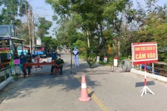 Lực lượng chức năng chốt chăn tại xã Phong Hòa, huyện Phong Điền. (Ảnh: Tường Vi/TTXVN)