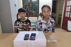 Hai đối tượng là Mùa A Phông và Sùng A Dếnh cùng trú tại xã Xa Dung, huyện Điện Biên Đông, tỉnh Điện Biên cùng tang vật tại cơ quan Công an. (Ảnh: TTXVN phát)