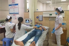 Bác sỹ siêu âm cho bệnh nhân tại Bệnh viện đa khoa Đồng Nai. (Ảnh: Lê Xuân/TTXVN)