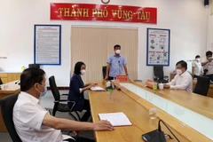 Bí thư Thành ủy Vũng Tàu Trần Đình Khoa (đứng) thông tin tới các phóng viên về vụ việc. (Ảnh: Đoàn Mạnh Dương/TTXVN)