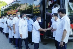 Lãnh đạo tỉnh Điện Biên tạm biệt các y, bác sỹ lên đường hỗ trợ thành phố Hồ Chí Minh chống dịch. (Ảnh: Xuân Tư/TTXVN)