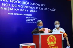Cụ Đoàn Thị Thuận ở phố Trần Phú, quận Ba Đình, Hà Nội, bỏ phiếu bầu đại biểu Quốc hội khóa XV và đại biểu Hội đồng nhân dân các cấp nhiệm kỳ 2021-2026. (Ảnh: Lâm Khánh/TTXVN)