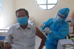 Tiêm vaccine ngừa COVID-19 cho người dân. (Ảnh: Xuân Triệu/TTXVN)