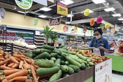 Một số mặt hàng rau củ, quả đang có giá bán khuyến mại tại siêu thị ở Thành phố Hồ Chí Minh. (Ảnh: Mỹ Phương/TTXVN)