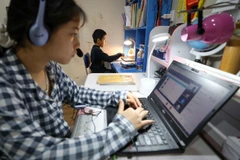 Học sinh Hà Nội học trực tuyến. (Ảnh: Thanh Tùng/TTXVN)