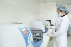 Nhân viên CDC Hà Nội làm xét nghiệm COVID-19. (Ảnh: Minh Quyết/TTXVN)