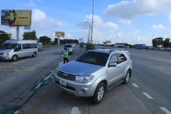 Xe đi từ vùng dịch mà người trên xe không có chứng nhận xét nghiệm âm tính với SARS-CoV-2 khi đến cao tốc Pháp Vân-Cầu Giẽ buộc phải quay về. (Ảnh: Lâm Khánh/TTXVN)