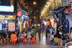 Phố Tạ Hiện - một điểm ăn chơi về đêm, thu hút đông du khách của Hà Nội. (Ảnh: Thành Đạt/TTXVN)