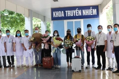 Lãnh đạo Bệnh viện Đa khoa tỉnh Ninh Bình chúc mừng các bệnh nhân đã được chữa khỏi bệnh. (Ảnh: Đức Phương/TTXVN)