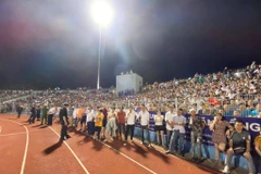 Khán giả tràn xuống sân, trận Hà Tĩnh-Hà Nội gián đoạn gần 30 phút