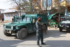 Nhân viên an ninh gác tại hiện trường một vụ nổ súng tại Kabul, Afghanistan, ngày 6/3. (Nguồn: THX/TTXVN)