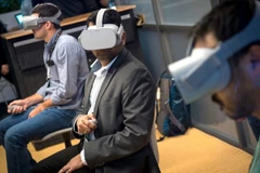 Người tham dự đeo kính thực tế ảo không dây của Oculus VR Inc. ở Hội nghị các nhà phát triển trò chơi điện tử (GDC) tại San Francisco, California, Mỹ. (Nguồn: Getty Images)