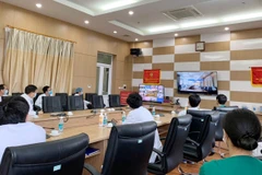 Buổi hội chẩn điều trị bệnh nhân COVID-19 nặng, sáng 10/4/2020 tại điểm cầu Bệnh viện Bệnh Nhiệt đới Trung ương cơ sở 2 (Đông Anh, Hà Nội). (Ảnh: Hồng Hà/TTXVN phát)