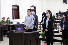 Bị cáo Hà Văn Thắm (48 tuổi, cựu Chủ tịch Hội đồng quản trị Ngân hàng Đại Dương - Oceanbank) và đồng phạm tại phiên xét xử. (Ảnh: Doãn Tấn/TTXVN)