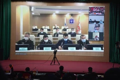 Các chuyên gia quân y Việt Nam và Nga trao đổi, chia sẻ kinh nghiệm trong phòng, chống dịch COVID-19. (Ảnh: Hồng Pha/TTXVN)