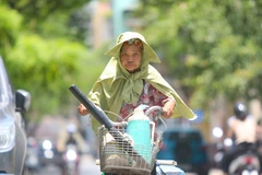 Người lao động chật vật mưu sinh trong nắng nóng. (Ảnh: Thanh Tùng/TTXVN)