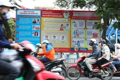 Áp phích tuyên truyền phóng chống COVID-19 trên đường phố Hà Nội. (Ảnh: Lâm Khánh/TTXVN)