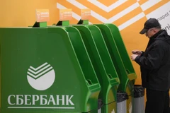 Một người thực hiện rút tiền qua hệ thống ATM của ngân hàng Sberbank. (Nguồn: AFP)