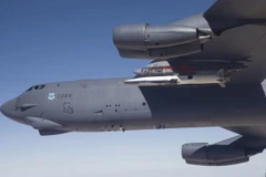 Một chiếc B-52 của Không quân Hoa Kỳ mang theo tên lửa siêu vượt âm Hypersonic X-51 để thử nghiệm phóng vào ngày 1/5/2013. (Nguồn: Reuters)