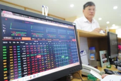 Dịch COVID-19 khiến VN-Index giảm mạnh ngay đầu phiên sáng 30/3