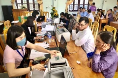 Hoạt động giao dịch vay vốn chính sách ở nông thôn của Ngân hàng Chính sách xã hội. Ảnh minh họa. (Ảnh: Trần Việt/TTXVN)