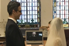 Một cặp đôi ở New York tổ chức đám cưới với sự chứng kiến của bạn bè, người thân qua ứng dụng trò chuyện video trực tuyến. (Nguồn: JTA)