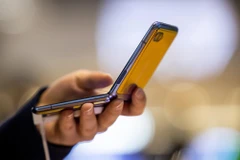 Mẫu điện thoại Samsung Galaxy Z Flip. (Nguồn: Bloomberg)