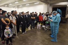 Phổ biến các quy định tại khu cách ly. (Nguồn: TTXVN phát)