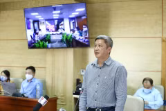 Thứ trưởng Bộ Y tế Nguyễn Trường Sơn trình bày báo cáo về công tác khám, chữa bệnh. (Ảnh: Minh Quyết/TTXVN)