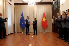 Thứ trưởng Thường trực Bộ Ngoại giao Bùi Thanh Sơn trao Công hàm thông báo phê chuẩn Hiệp định EVFTA và EVIPA cho Đại sứ, Trưởng Phái đoàn Liên minh châu Âu tại Việt Nam Pier Giorgio Aliberti. (Ảnh: Hoàng Việt/TTXVN)