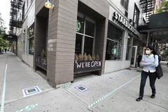 Người dân đeo khẩu trang phòng lây nhiễm COVID-19 tại New York, Mỹ ngày 18/5/2020. (Nguồn: THX/ TTXVN)