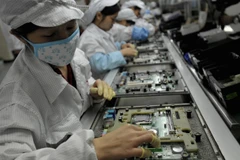 Công nhân làm việc trong nhà máy của Foxconn. (Nguồn: AFP)
