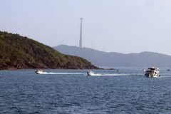 Du thuyền và ca nô phục vụ khách du lịch khi đến với Phú Quốc. (Ảnh: Lê Huy Hải/TTXVN)