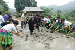Người dân xã Hồng Ca, huyện Trấn Yên, tỉnh Yên Bái làm đường giao thông nông thôn, xây dựng nông thôn mới. (Ảnh: Đức Tưởng/TTXVN)