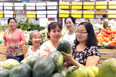 Người tiêu dùng hưởng ứng mua dưa hấu hỗ trợ người nông dân. (Nguồn: TTXVN phát)