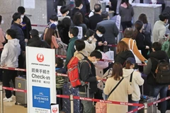 Hành khách làm thủ tục tại sân bay Gimpo ở Seoul, Hàn Quốc ngày 8/3/2020. (Nguồn: Yonhap/TTXVN)