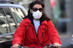 Người dân đeo khẩu trang phòng dịch COVID-19 tại Milan, Italy ngày 24/2/2020. (Nguồn: THX/TTXVN)