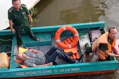 Lực lượng Biên phòng cứu một người Mỹ gặp nạn trên sông Sài Gòn