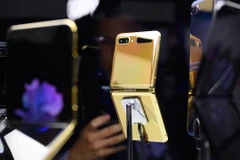 Galaxy Z Flip phiên bản màu vàng. (Nguồn: YouTube)
