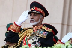 Cố Quốc vương Oman Qaboos bin Said dự một lễ diễu binh tại Muscat ngày 29/11/2010. (Nguồn: AFP/TTXVN)